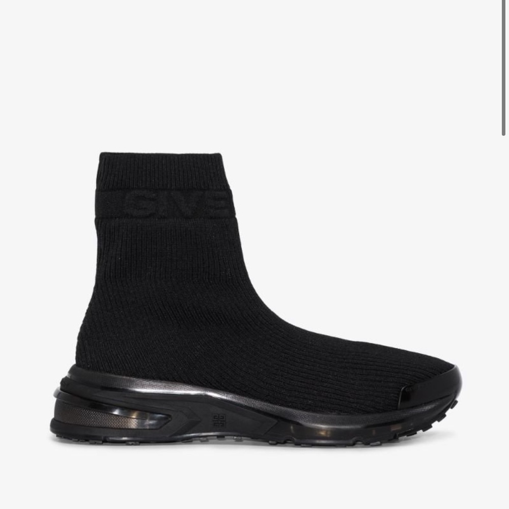 Givenchy
Black GIV 1 Sneakers